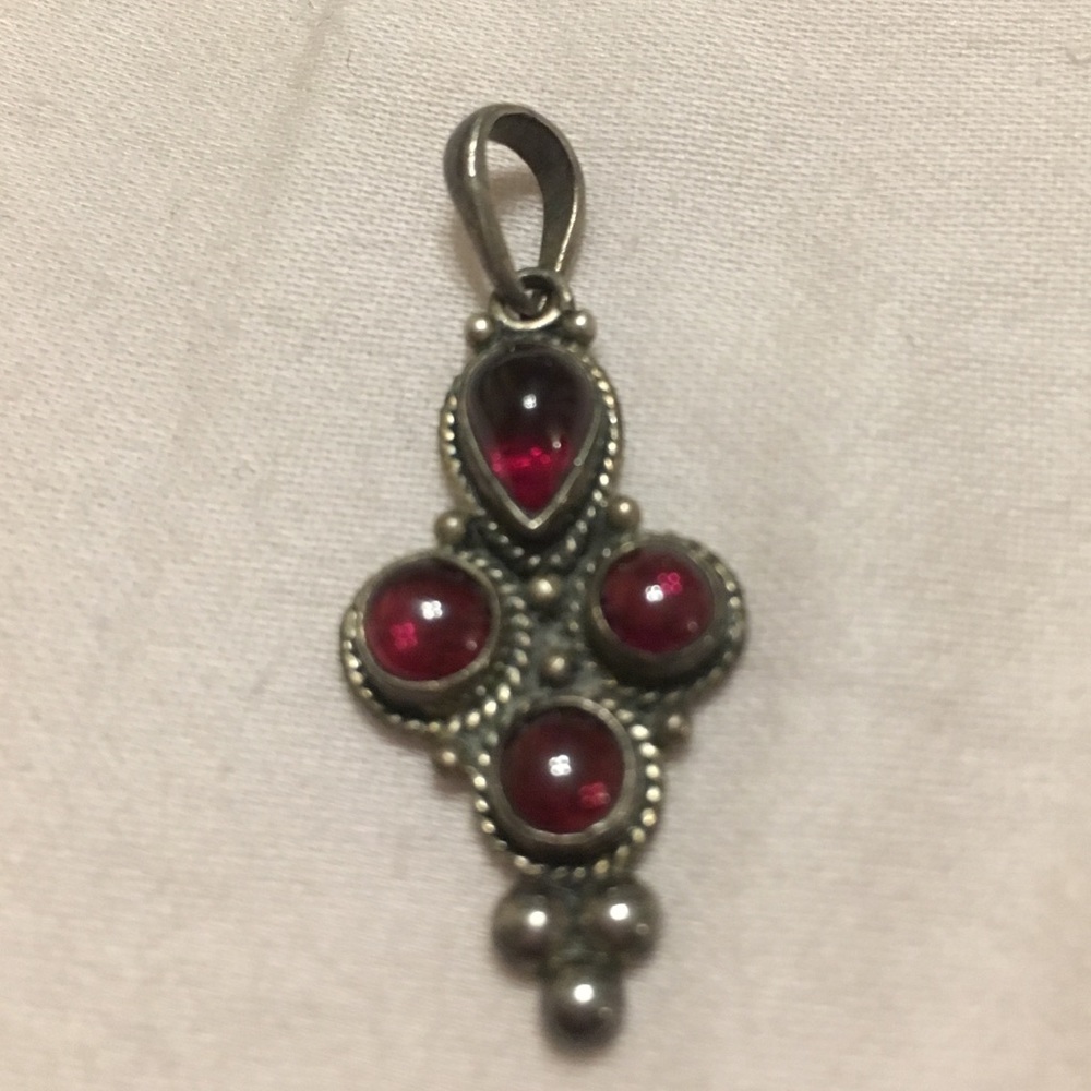 ❗️SOLD❗️925 sterling silver garnet pendant!